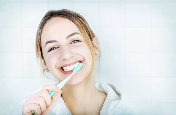 woman brushing her teeth